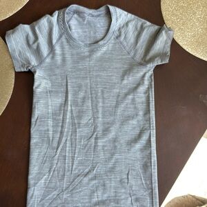 Women’s lululemon shirt